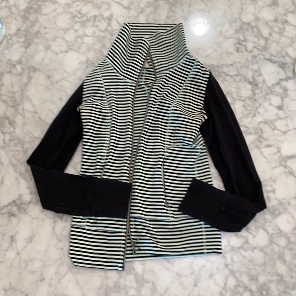 Lululemon jacket no stains or imperfections